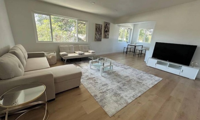 Santa Ana Heights Apartment | Your new stay away 2B1B Near Disney, Knotts, DTLA
