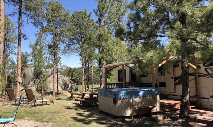 Custer House | Your Oasis is waiting! Glamping with all the amenities. Cozy, private, relaxing.
