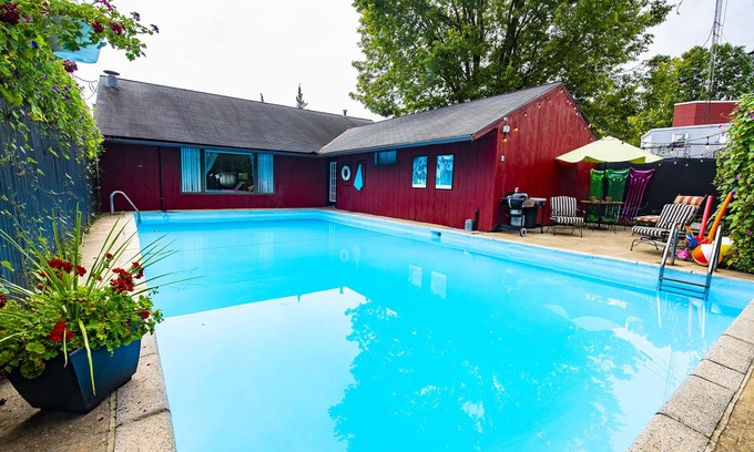 Lancaster House | Your own Private Pool Downtown! Midway between Spooky Nook & Amish Country