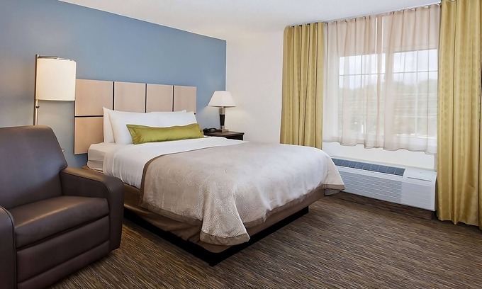 Southfield Hotel | Your Relaxing Getaway Awaits! Family-friendly Room w/Kitchen, Free Parking