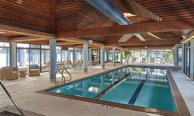 Berkeley Hotel | Your Relaxing Getaway Awaits! w/Pool, Near Ripley's Believe It Or Not! Museum!
