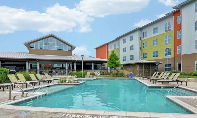 McNeil Hotel | Your Ultimate Resort Destination:Free Parking and Breakfast,Full Kitchen,Pool