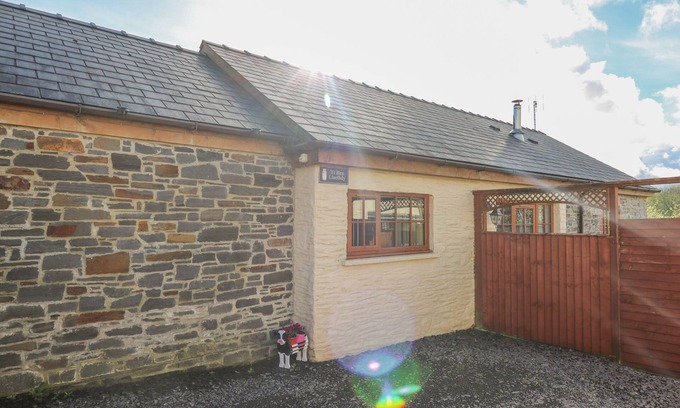 Newcastle Emlyn Cottage | YR HEN LLAETHDY, pet friendly, with hot tub in Newcastle Emlyn