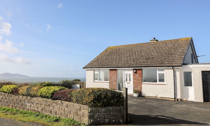 Llanfaethlu Cottage | YR ORSEDD, pet friendly, with open fire in Llanfaethlu