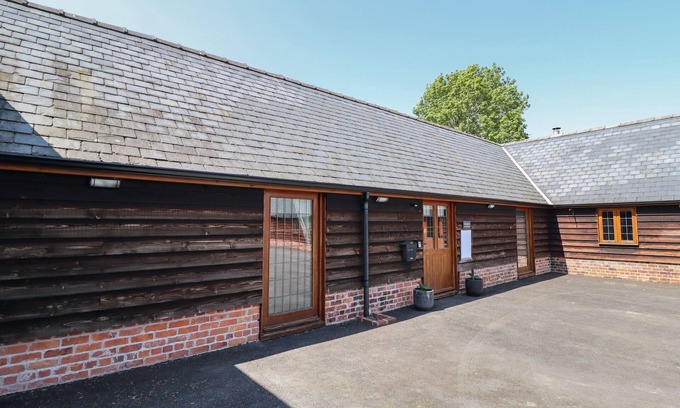 Llanfair Caereinion Cottage | YSGUBOR FACHWEN, pet friendly, with a garden in Bettws Cedewain