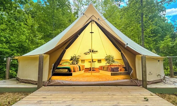Stanton House | Yurt life/2 queen beds, Wi-Fi, FREE Shower house access