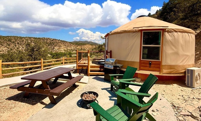Orderville House | Yurt Overlook #02 with A/C close to Zion & Bryce