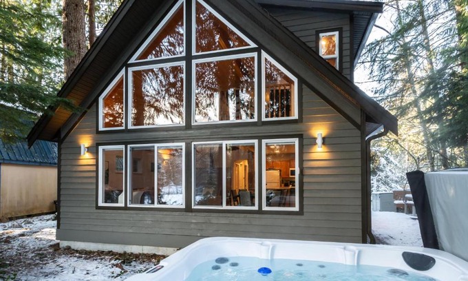 Glacier House | Yverin Muse Cabin