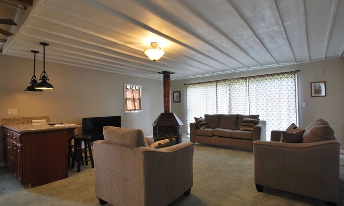 Lexington House | Zandale Convenience!