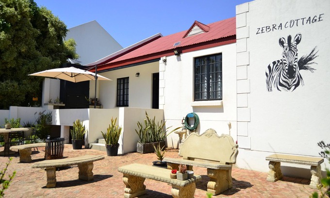 Moreleta Park House | Zebra Cottage offers tranquillity for business or leisure travellers.
