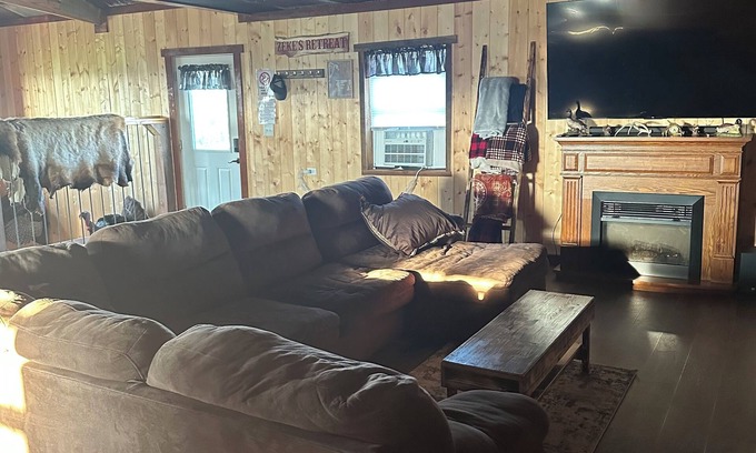 Winigan Cabin | Zeke’s Retreat – Hunter’s Getaway with On-Site Taxidermy Shop
