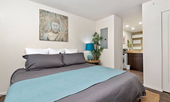 Prairie Village Apartment | Zen House 1 Bed 1Bath Free Wi-Fi Free Parking Spot Comfortable Stay w/Workspace