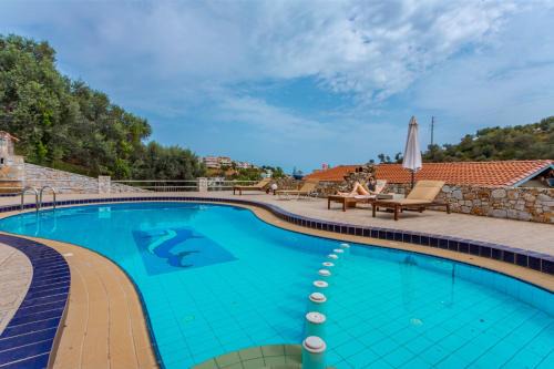 Makrys Tichos Apartment | Zen Serenity Retreat with Great Outdoors, Pool & Parking