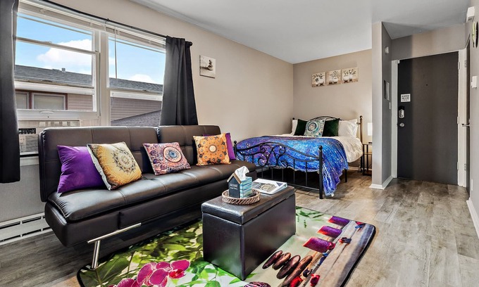 Aurora Apartment | Zen themed/FREE WIFI & Parking/Aurora/Near Downtown