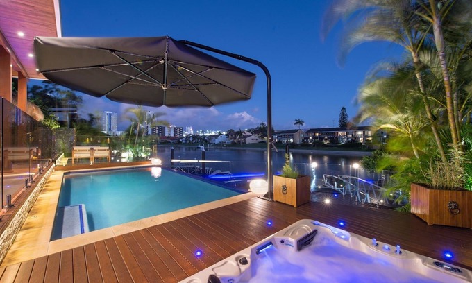 Broadbeach Waters House | Zen (With Car Parking)