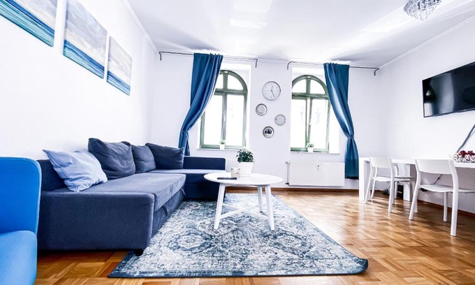 Zentrum-West Apartment | Zentraler Altbau am Clara-Zetkin-Park, RB-Arena um die Ecke, Netflix inklusive