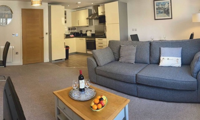 Fowey Apartment | Zephyr - Bright Modern Apartment close to riverside and a level walk into town
