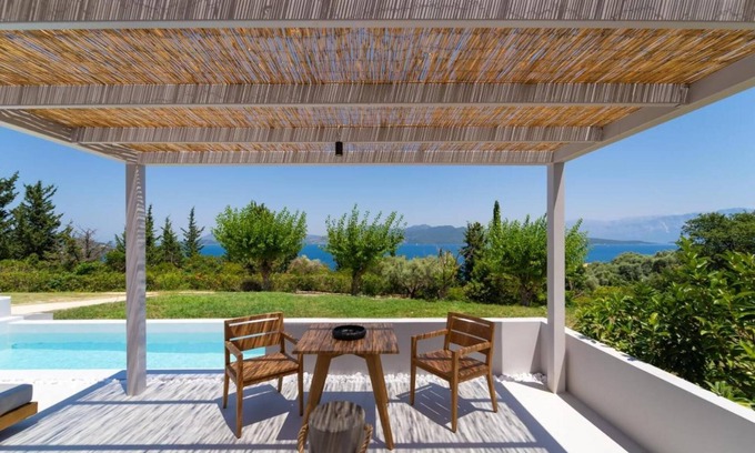 Nikiana House | Zephyrus Suite - Cavalier Suites