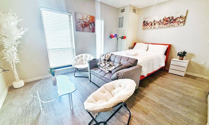 Downtown Des Moines Apartment | Zesty Orange Abode (438)