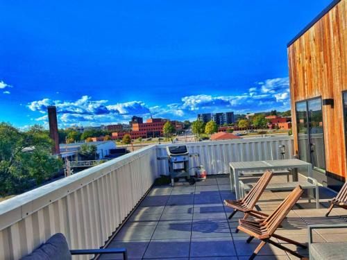 Downtown Des Moines Apartment | Zesty Orange Abode (438)
