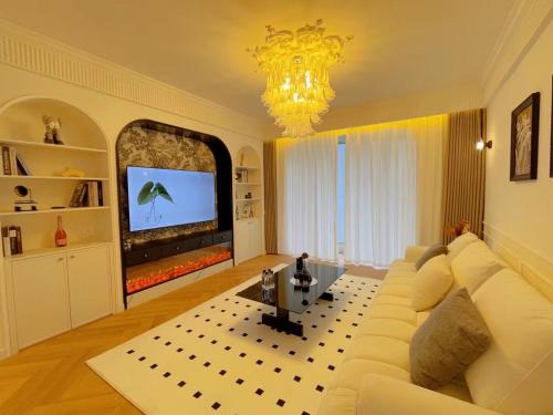 Huangpu Apartment | Zhome- Riverside Garden Fine Apt Near the Bund and BFC Mall