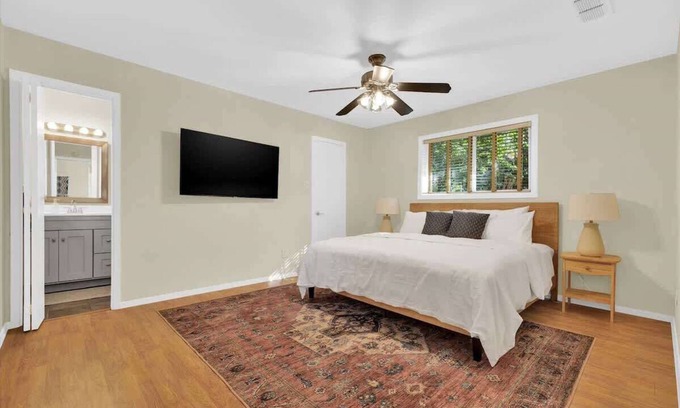 Barton Hills House | Zilker Home with Backyard 3BR 2BA