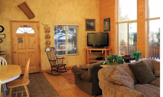 Zion National Park East Entrance Cabin | Zion Views-Sunset Cabin+Resort Access