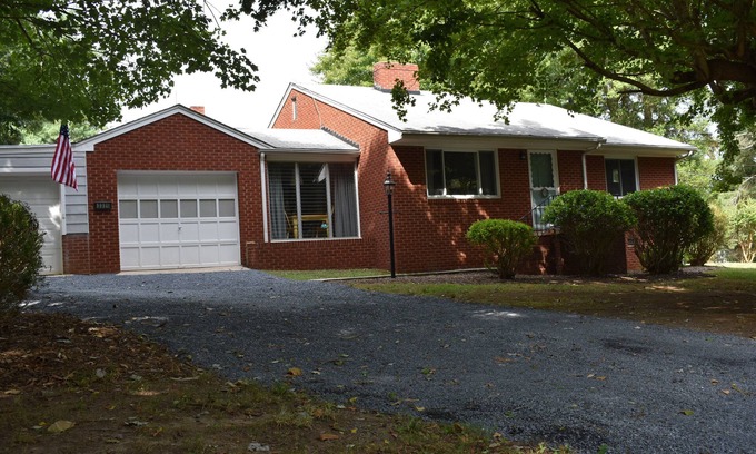 Asheboro House | Zoo House just minutes to Zoo, Pottery, walking distance to Zoo City Sportsplex