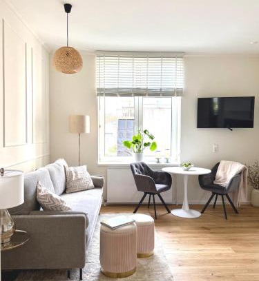 Warnemuende Apartment | ZUHAUSE AM MEER mit Sonnenbalkon in Strand- und Altstadtnähe