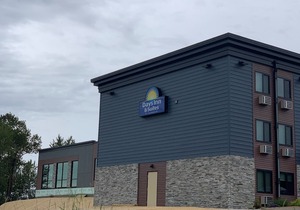 Days Inn & Suites by Wyndham Duluth by The Mall