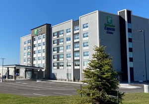 Holiday Inn Express & Suites Aurora, an Ihg Hotel