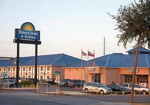 Days Inn & Suites by Wyndham Laredo