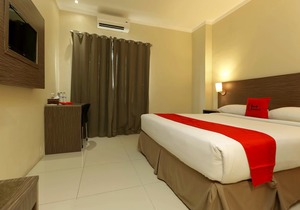 RedDoorz Plus Near Pantai Losari