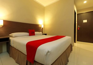 RedDoorz Plus Near Pantai Losari
