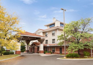 Travelodge by Wyndham Oshawa Whitby