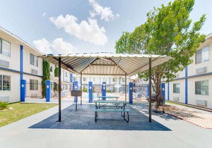 Days Inn & Suites by Wyndham Laredo