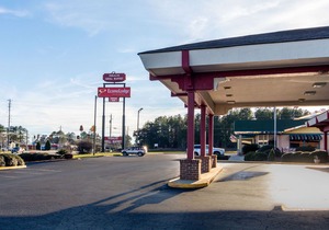 Econo Lodge Inn & Suites Conference Center