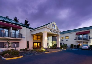 Best Western Plus Plaza by The Green