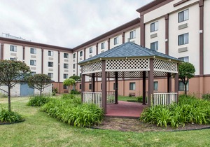 Days Inn and Suites by Wyndham Hammond, IN