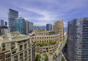 Rosedale on Robson Suite Hotel