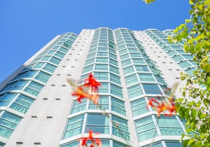 Rosedale on Robson Suite Hotel