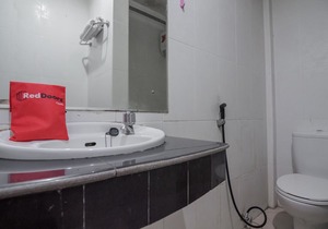 RedDoorz Syariah Near Jamtos Jambi