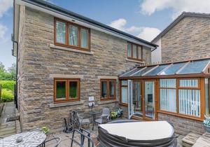 2 Carr Farm Close, GLOSSOP