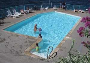 FREE NIGHT! 2 pools and a sandy swim beach. Free internet OFFSEASON ONLY