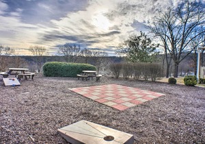 Evolve | Condo w/ Patio & Pool - on Golf Course!