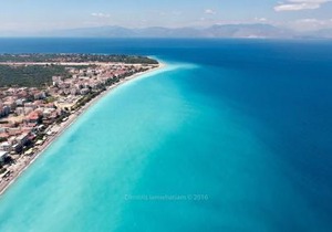 Villa Dolphin - Beachfront Maisonette with Pool