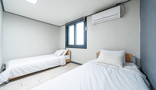 Room (102)