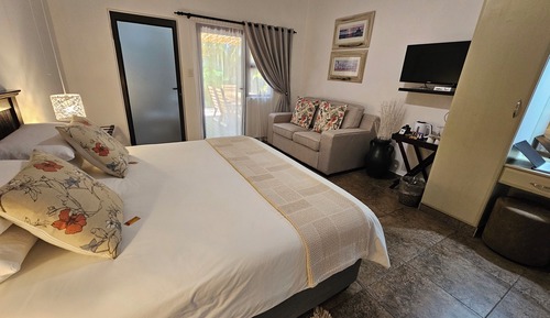 Deluxe Twin/King Garden View Room with Patio and Spa-bath, 1 Bedroom