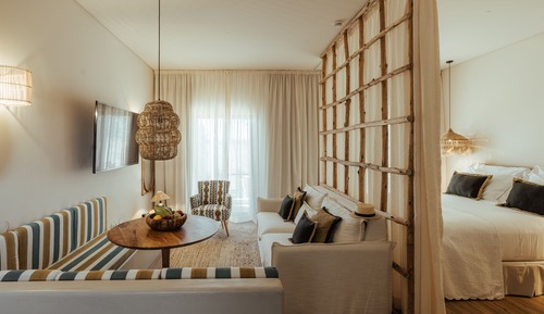 Superior Studio Suite, 1 King Bed, Pool View