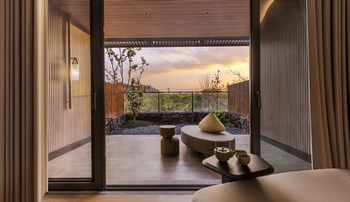 Standard Room, 1 King Bed, Mountain View (Courtyard Access)